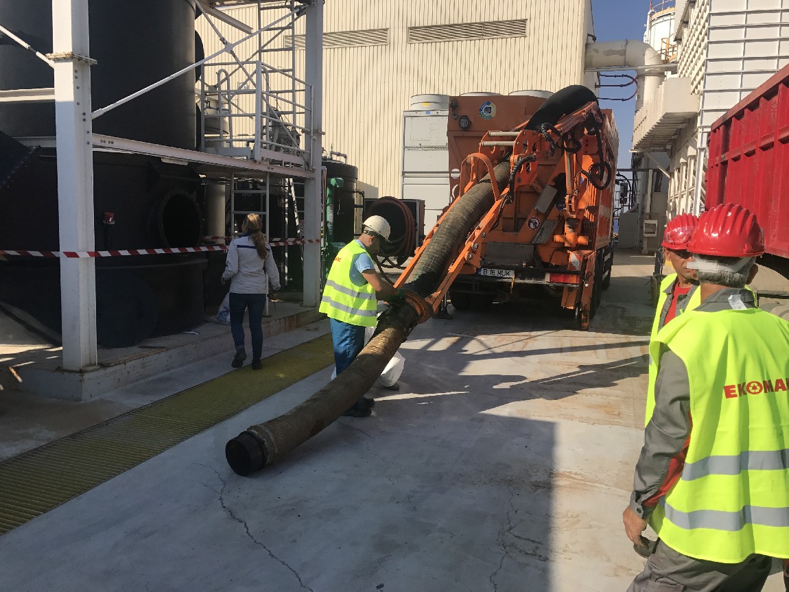 Почистване с вакум багер