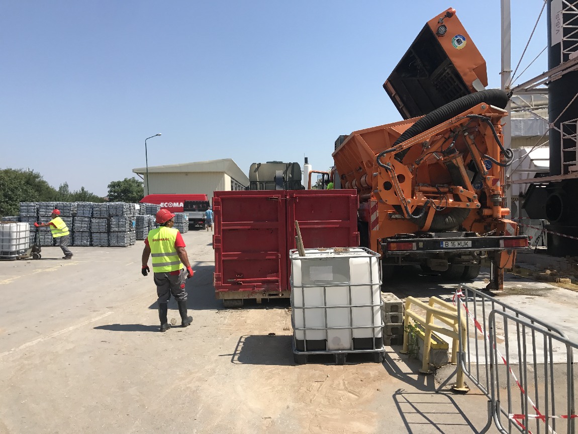 Почистване с вакум багер