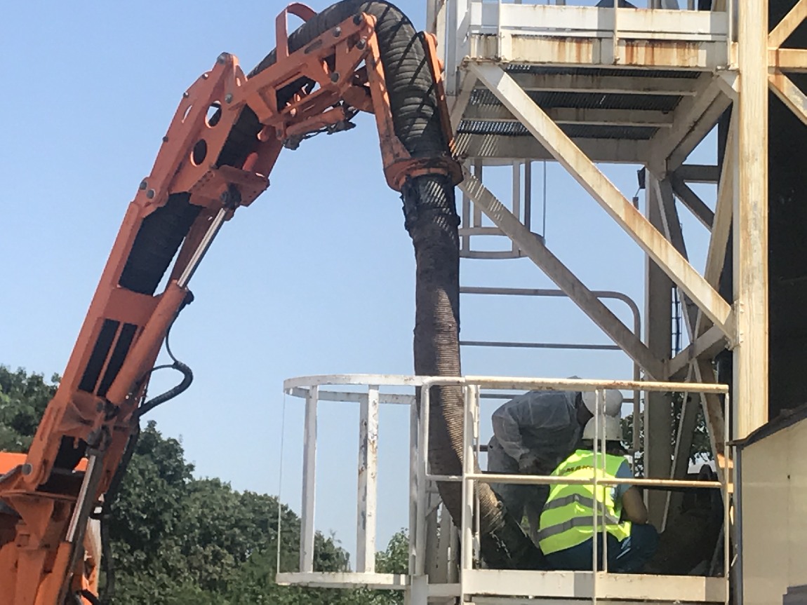 Почистване с вакум багер