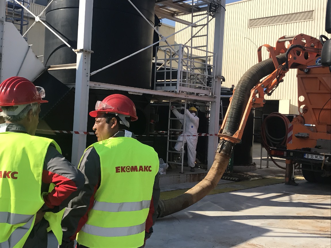 Почистване с вакум багер