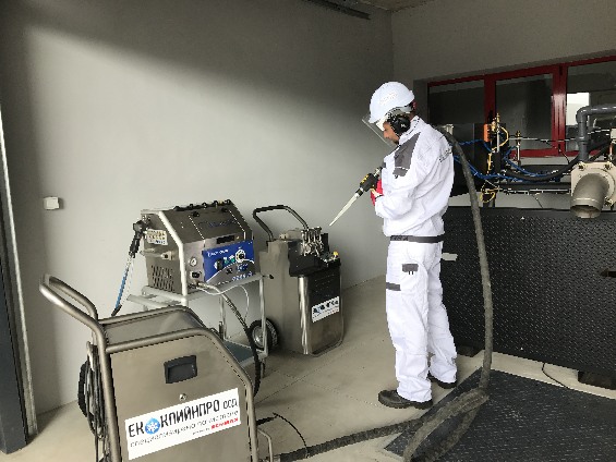 Индустриално почистване на място със сух лед на големи повърхности и детайли